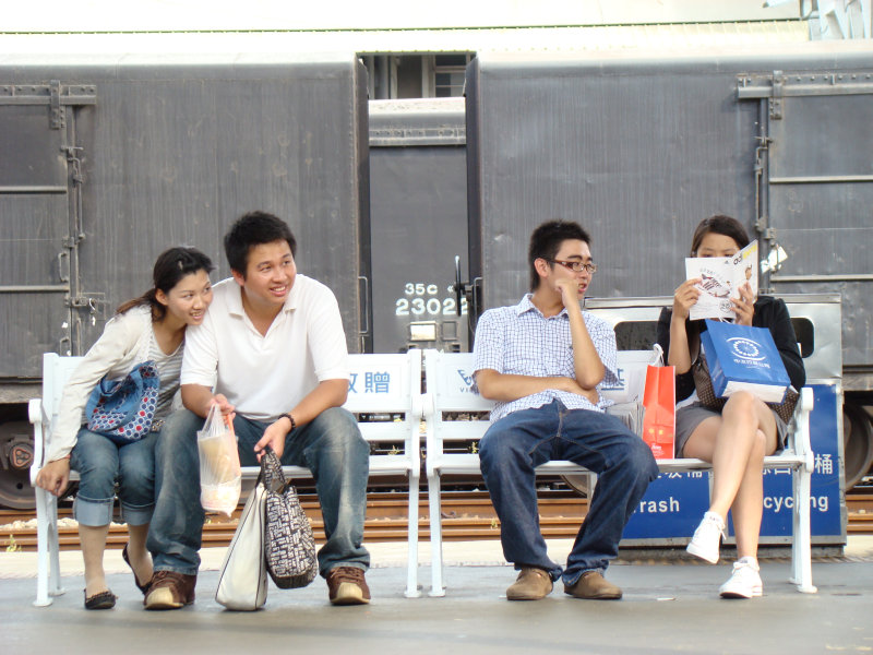 月台交談旅客2007台中火車站台灣鐵路旅遊攝影