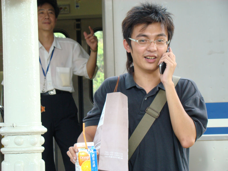 月台交談旅客2007台中火車站台灣鐵路旅遊攝影