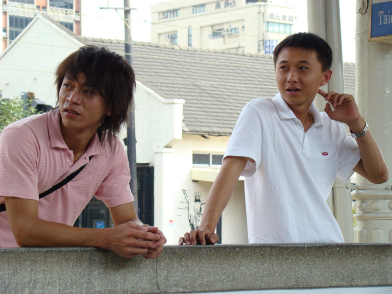 月台交談旅客2007台中火車站台灣鐵路旅遊攝影