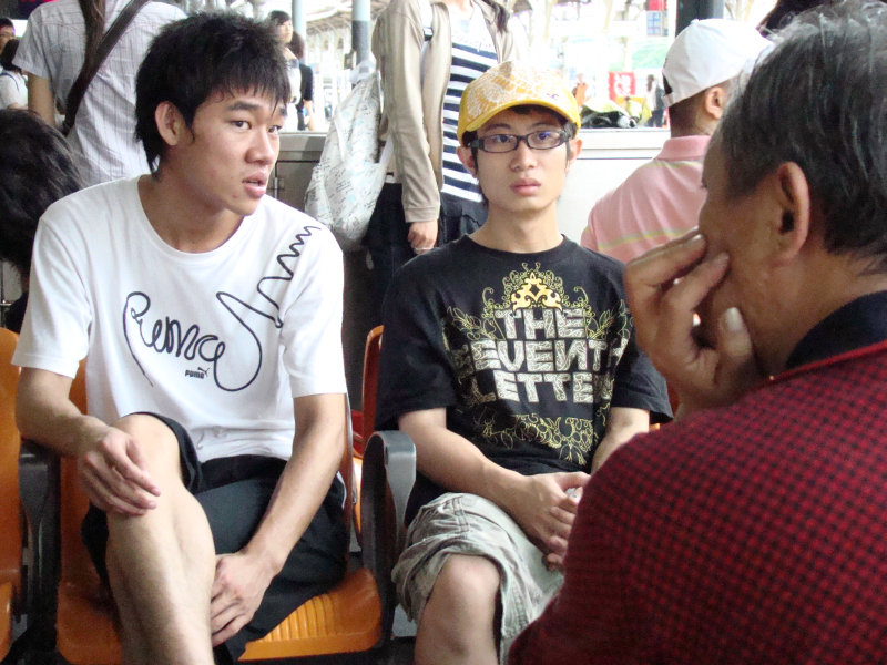 月台交談旅客2007台中火車站台灣鐵路旅遊攝影