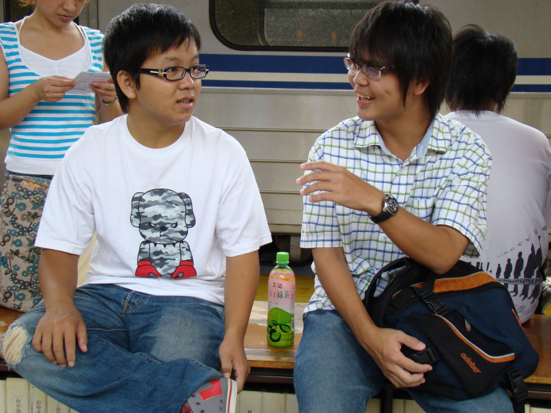 月台交談旅客2007台中火車站台灣鐵路旅遊攝影