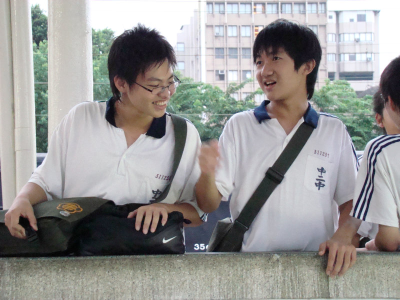 月台交談旅客2007台中火車站台灣鐵路旅遊攝影