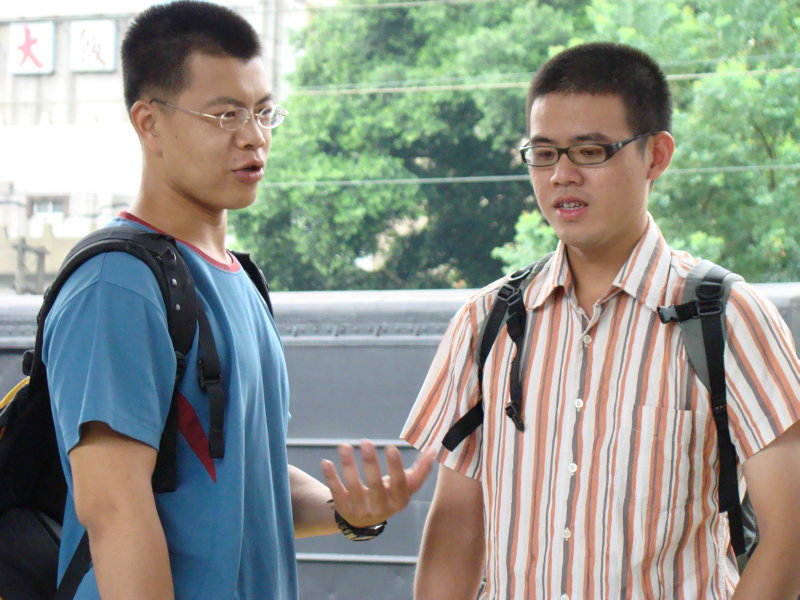 月台交談旅客2007台中火車站台灣鐵路旅遊攝影