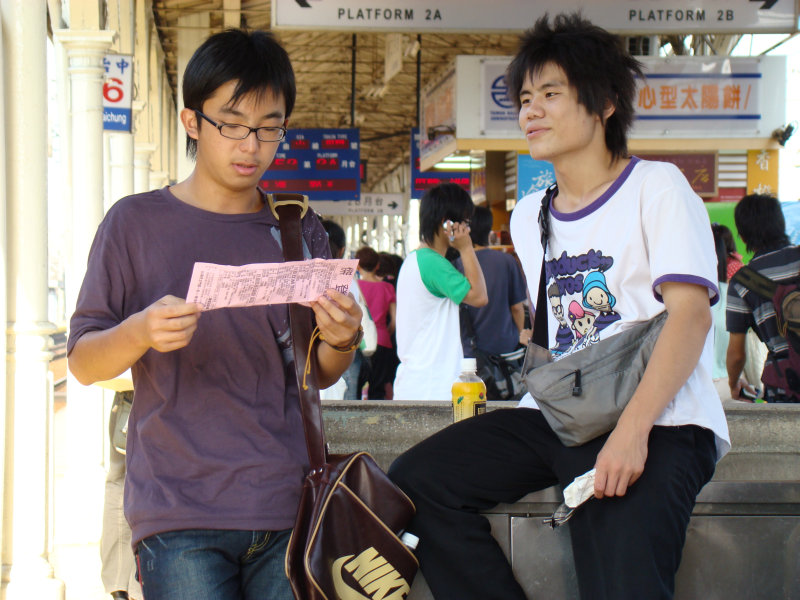 月台交談旅客2007台中火車站台灣鐵路旅遊攝影