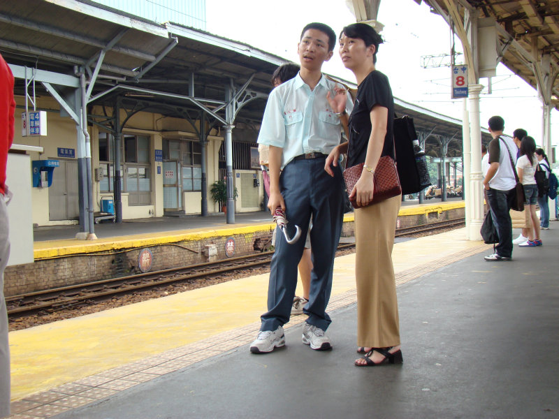 月台交談旅客2007台中火車站台灣鐵路旅遊攝影