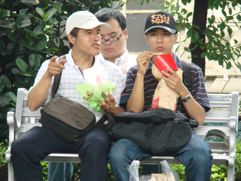 月台交談旅客2007台中火車站台灣鐵路旅遊攝影