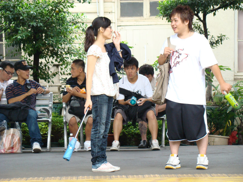 月台交談旅客2007台中火車站台灣鐵路旅遊攝影