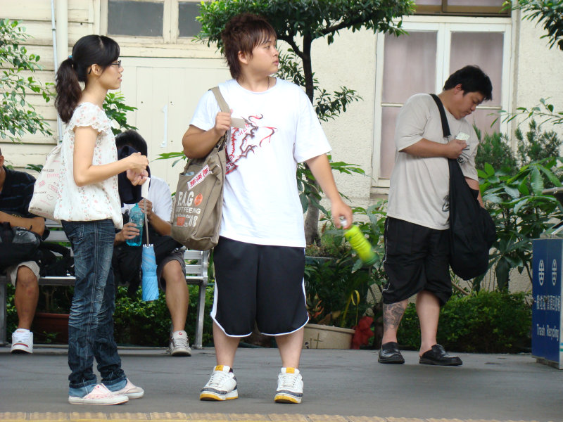 月台交談旅客2007台中火車站台灣鐵路旅遊攝影