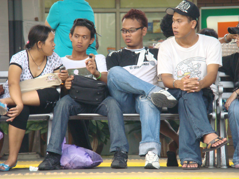 月台交談旅客2007台中火車站台灣鐵路旅遊攝影