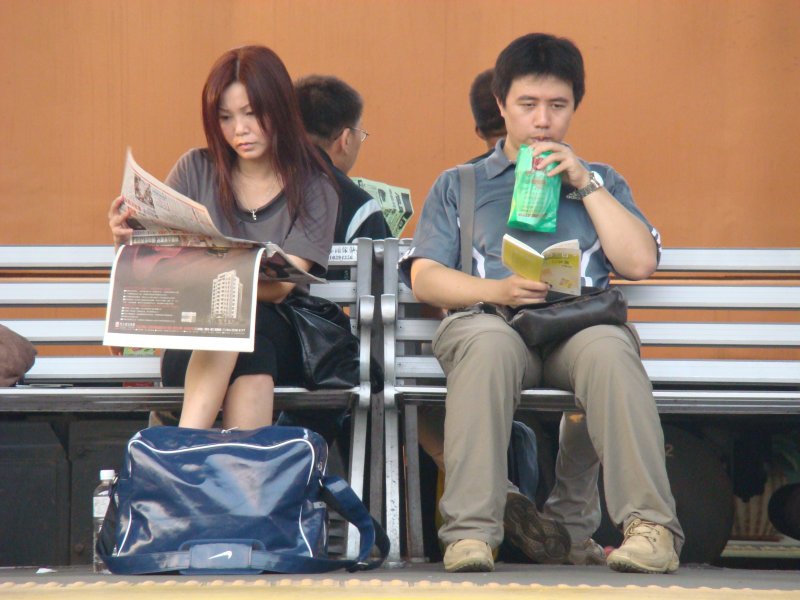 月台交談旅客2007台中火車站台灣鐵路旅遊攝影