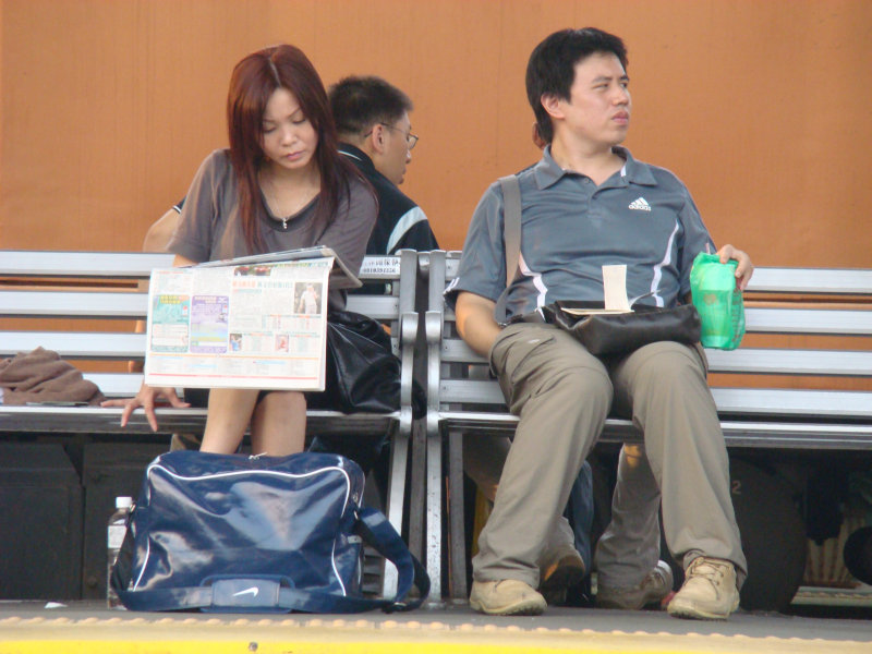 月台交談旅客2007台中火車站台灣鐵路旅遊攝影