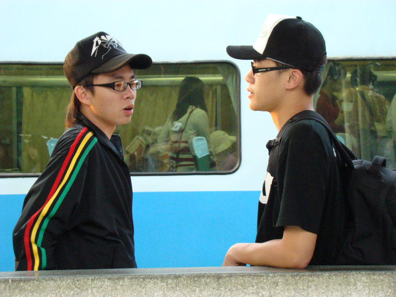月台交談旅客2007台中火車站台灣鐵路旅遊攝影