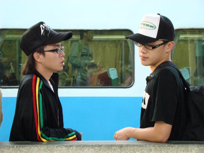 月台交談旅客2007台中火車站台灣鐵路旅遊攝影