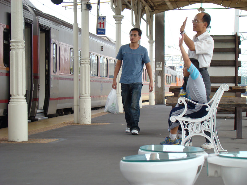 月台交談旅客2007台中火車站台灣鐵路旅遊攝影