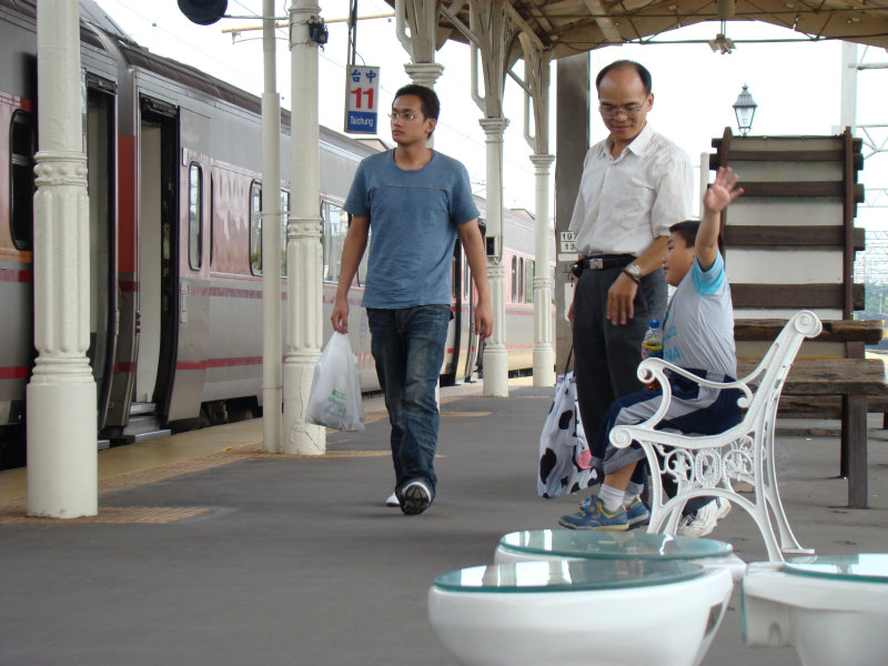 月台交談旅客2007台中火車站台灣鐵路旅遊攝影