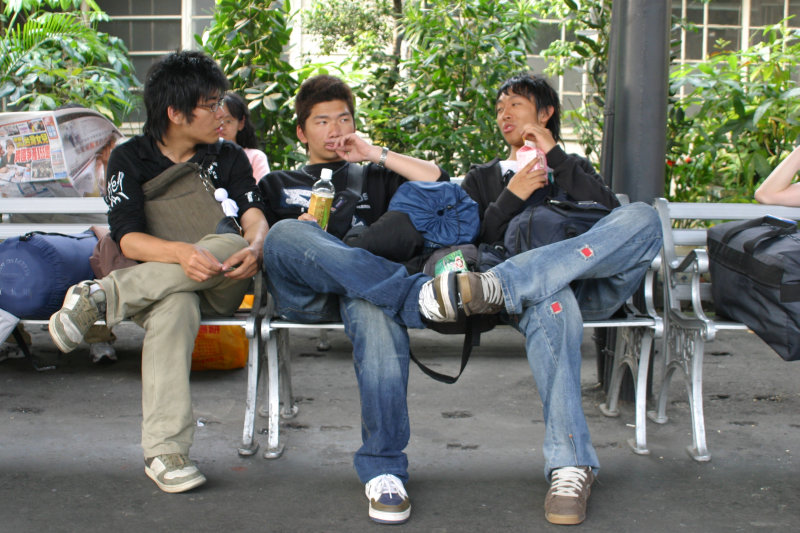 月台交談旅客2007台中火車站台灣鐵路旅遊攝影