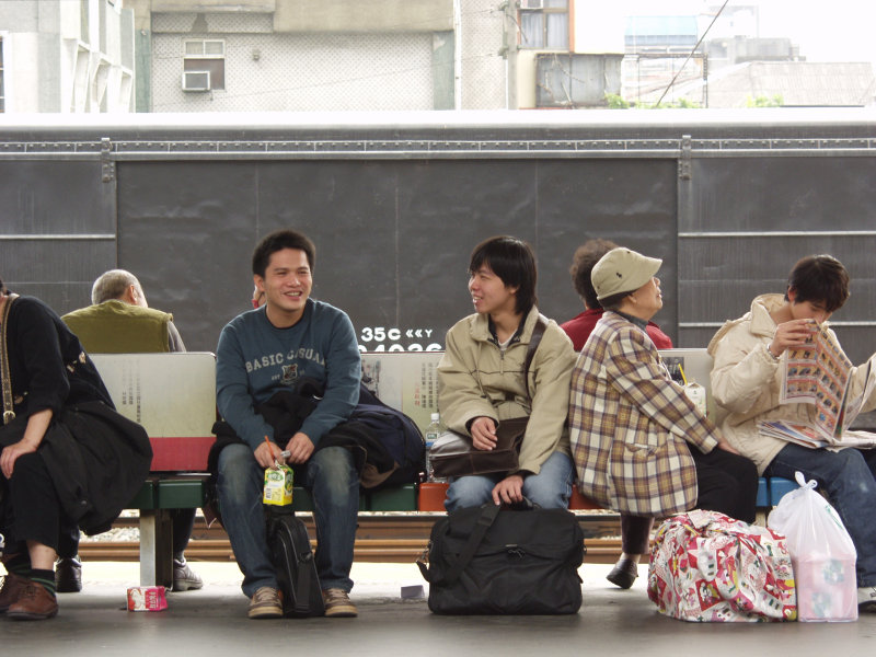 月台交談旅客2007台中火車站台灣鐵路旅遊攝影