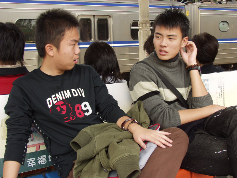 月台交談旅客2007台中火車站台灣鐵路旅遊攝影