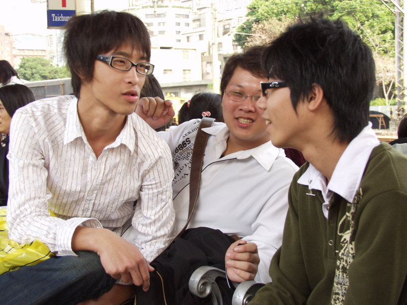 月台交談旅客2007台中火車站台灣鐵路旅遊攝影