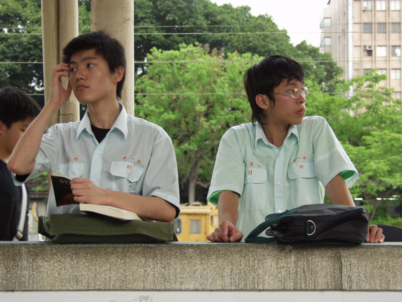 月台交談旅客2007台中火車站台灣鐵路旅遊攝影