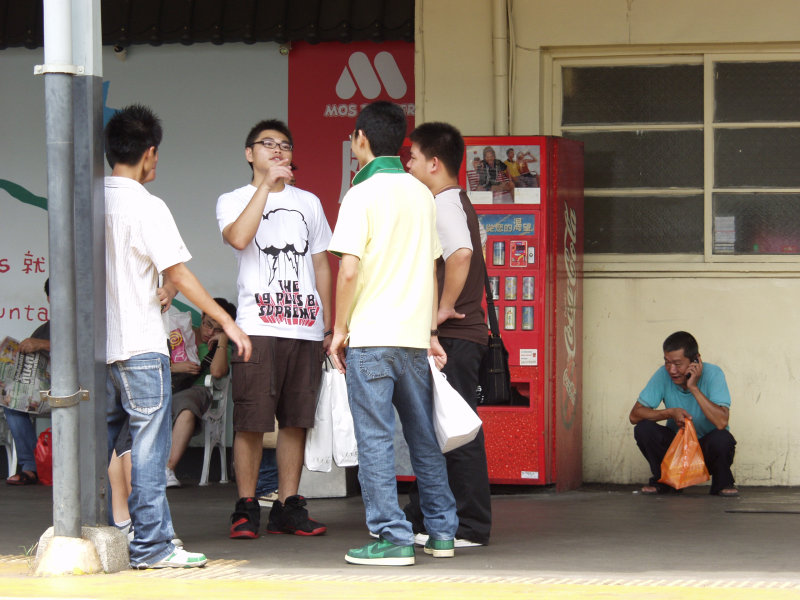 月台交談旅客2007台中火車站台灣鐵路旅遊攝影