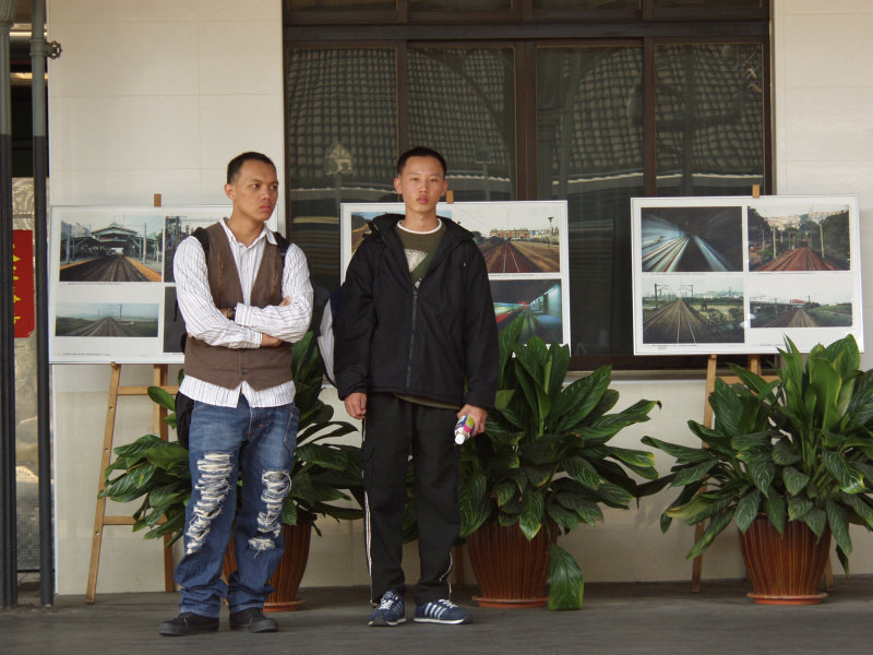 月台交談旅客2007台中火車站台灣鐵路旅遊攝影