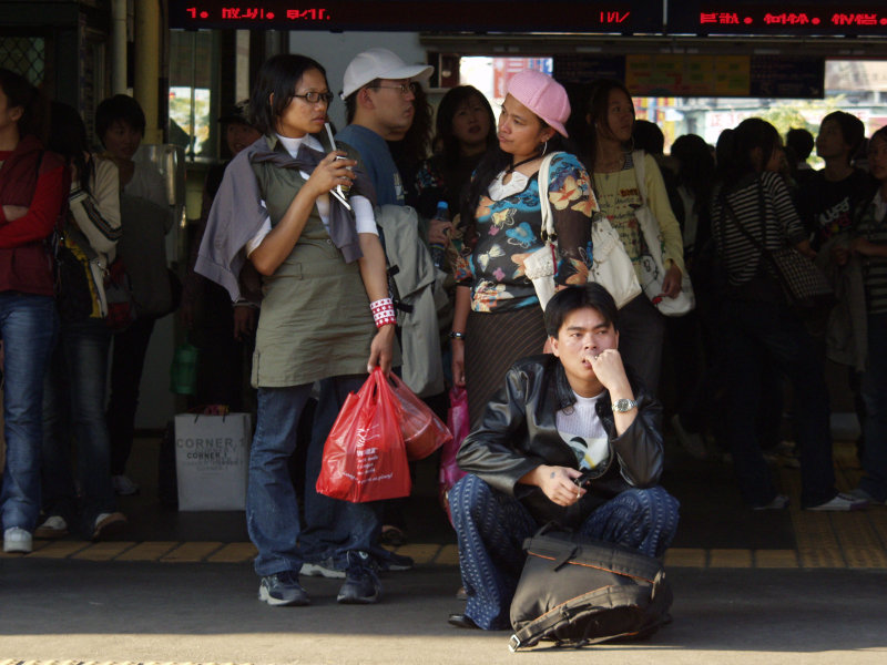 月台交談旅客2007台中火車站台灣鐵路旅遊攝影