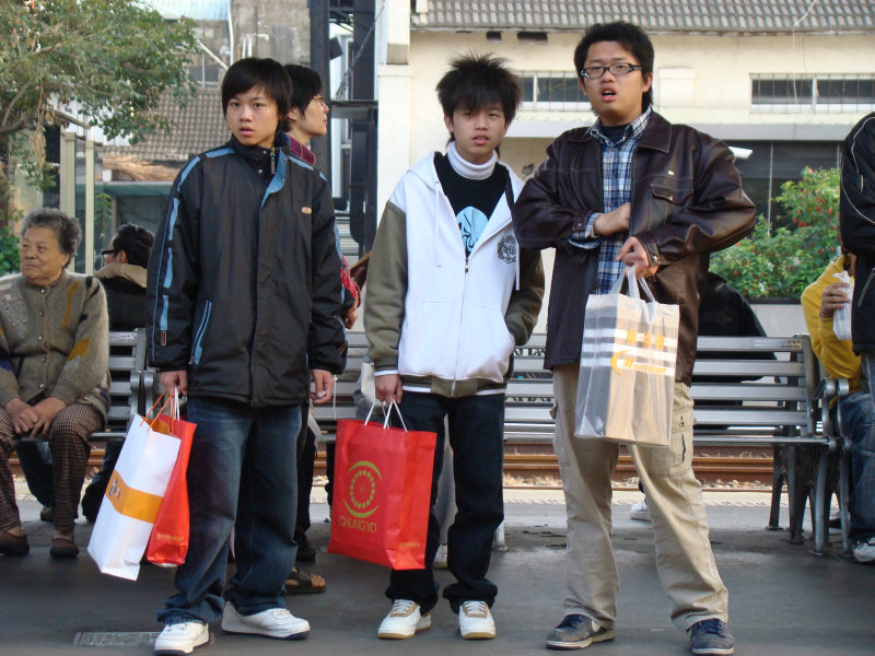 月台交談旅客2008台中火車站台灣鐵路旅遊攝影