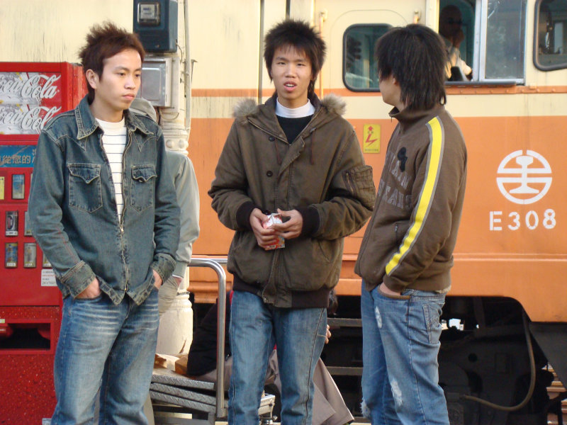 月台交談旅客2008台中火車站台灣鐵路旅遊攝影