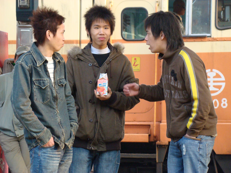 月台交談旅客2008台中火車站台灣鐵路旅遊攝影