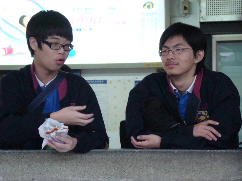 月台交談旅客2008台中火車站台灣鐵路旅遊攝影