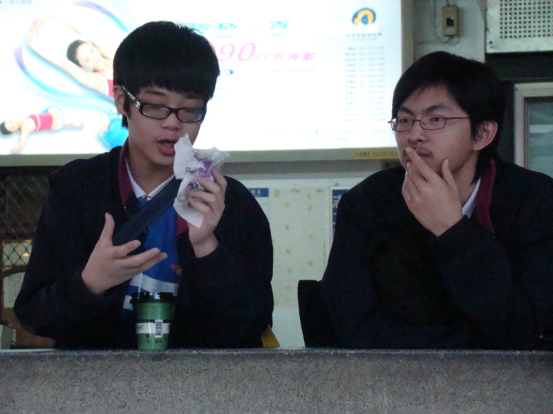 月台交談旅客2008台中火車站台灣鐵路旅遊攝影