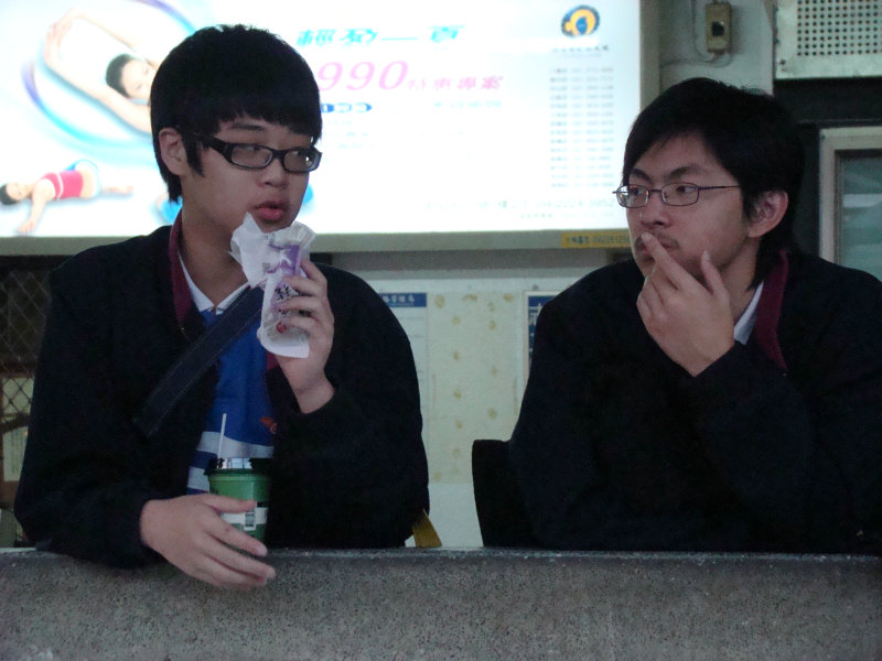 月台交談旅客2008台中火車站台灣鐵路旅遊攝影