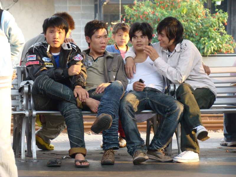 月台交談旅客2008台中火車站台灣鐵路旅遊攝影