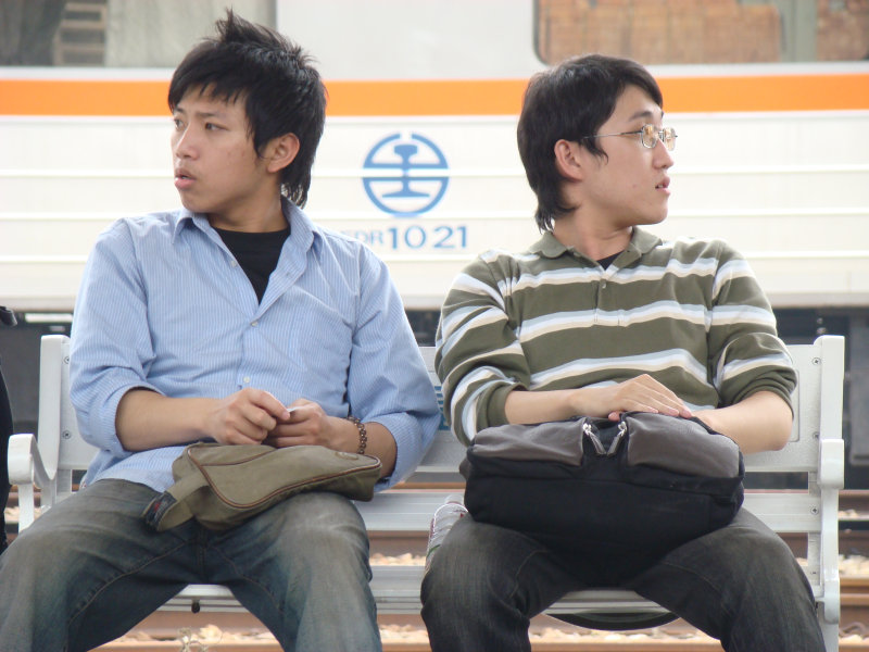 月台交談旅客2008台中火車站台灣鐵路旅遊攝影