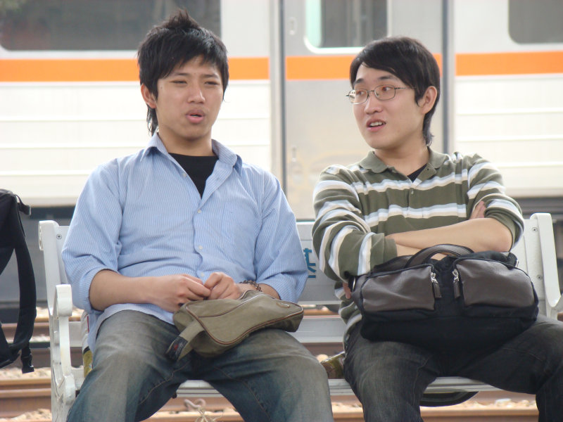 月台交談旅客2008台中火車站台灣鐵路旅遊攝影