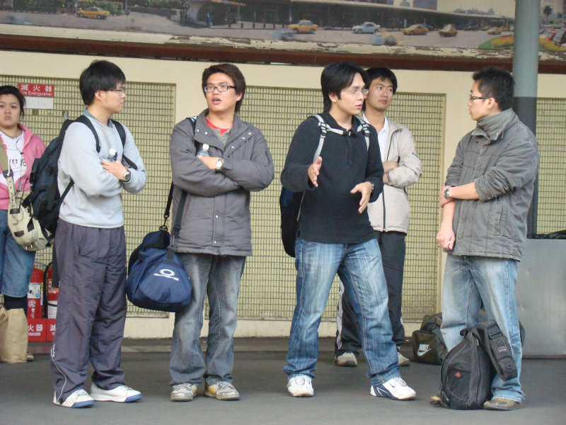 月台交談旅客2008台中火車站台灣鐵路旅遊攝影