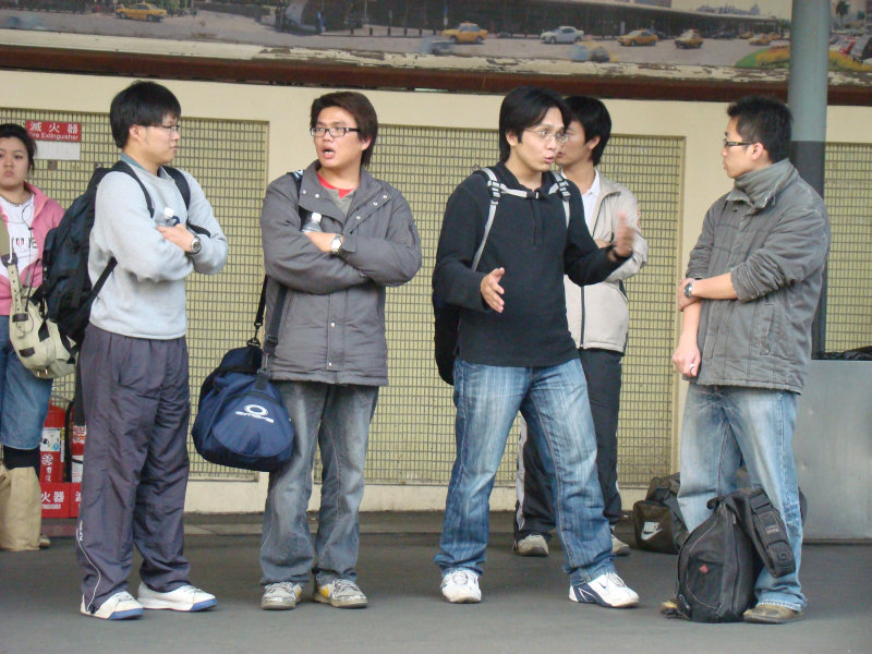 月台交談旅客2008台中火車站台灣鐵路旅遊攝影