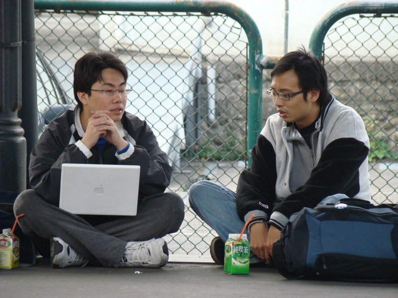 月台交談旅客2008台中火車站台灣鐵路旅遊攝影