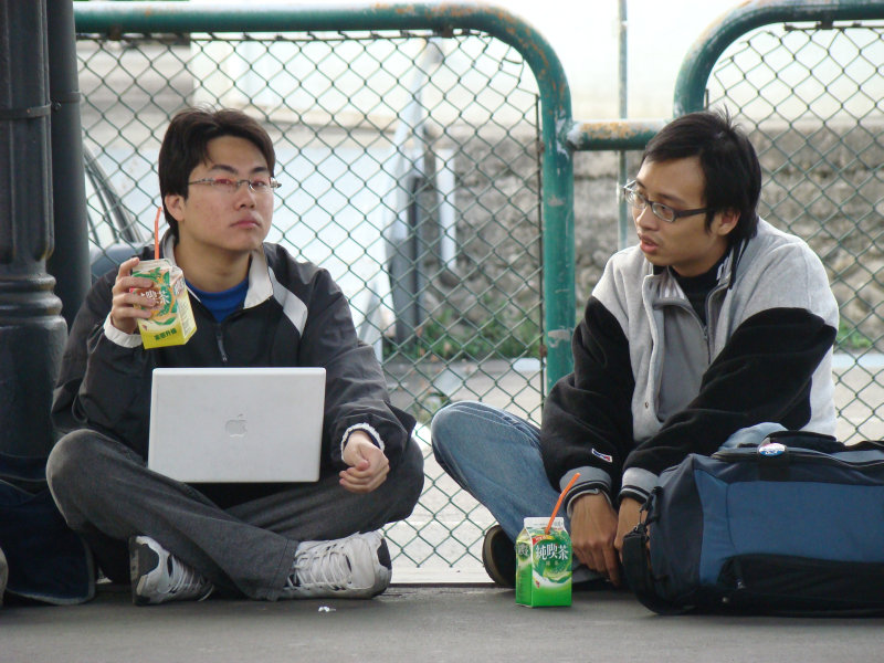 月台交談旅客2008台中火車站台灣鐵路旅遊攝影