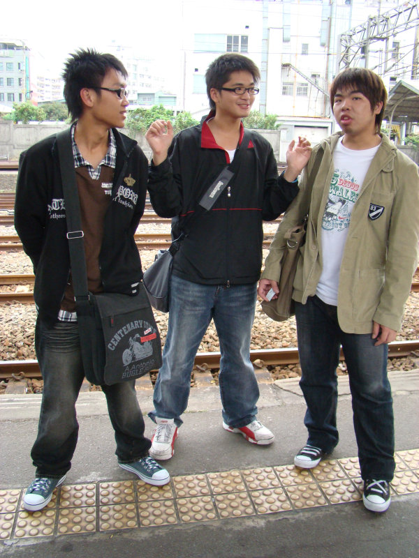 月台交談旅客2008台中火車站台灣鐵路旅遊攝影