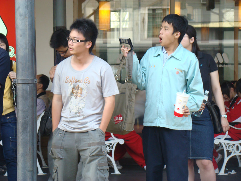 月台交談旅客2008台中火車站台灣鐵路旅遊攝影