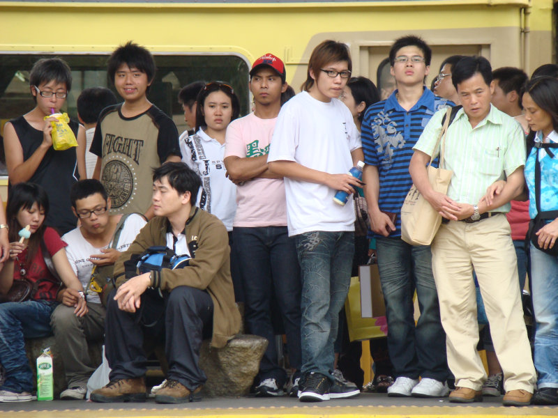 月台交談旅客2008台中火車站台灣鐵路旅遊攝影