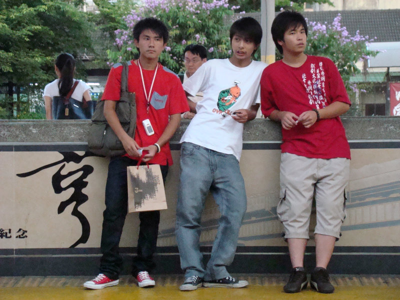 月台交談旅客2008台中火車站台灣鐵路旅遊攝影