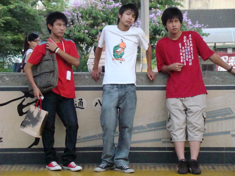 月台交談旅客2008台中火車站台灣鐵路旅遊攝影