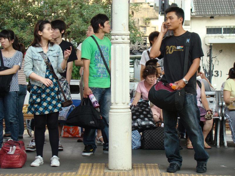 月台交談旅客2008台中火車站台灣鐵路旅遊攝影