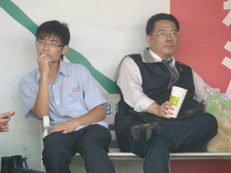 月台交談旅客2009台中火車站台灣鐵路旅遊攝影