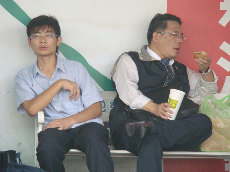 月台交談旅客2009台中火車站台灣鐵路旅遊攝影