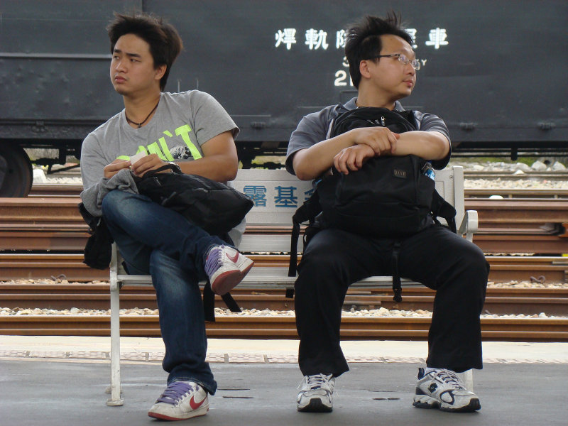 月台交談旅客2009台中火車站台灣鐵路旅遊攝影