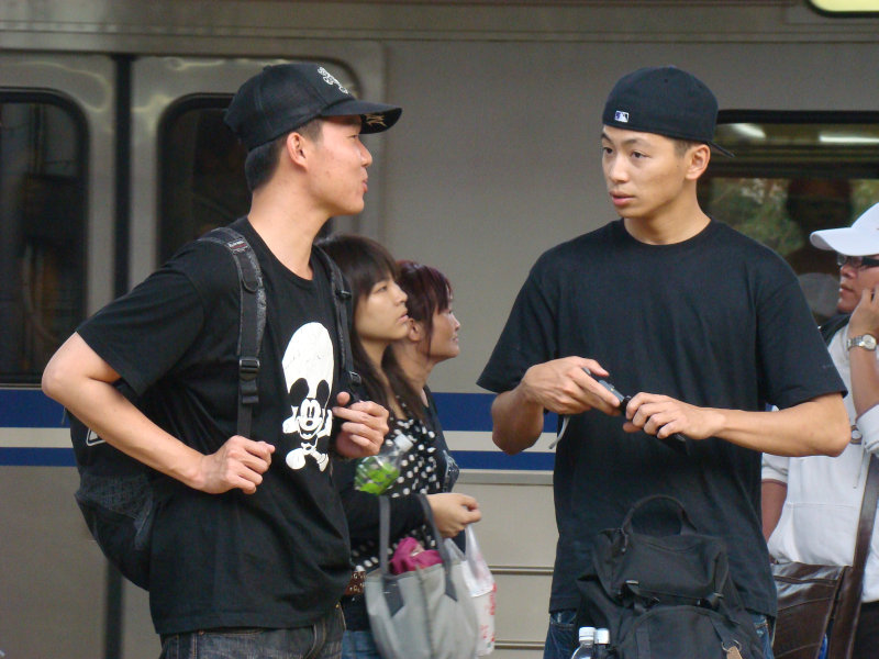月台交談旅客2009台中火車站台灣鐵路旅遊攝影